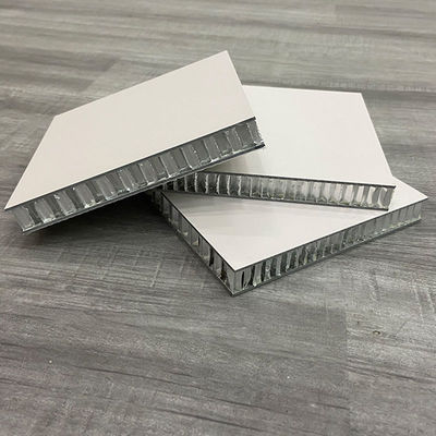 Panneaux de protection en plastique ondulé en bois de nid d'abeille avec autre alliage d'aluminium