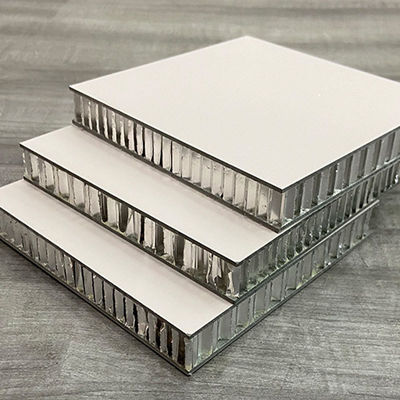 Panneau de façade de mur extérieur du bâtiment Carreaux de calcaire blanc Panneaux de pierre de nid d'abeille en aluminium avec décoration en papier